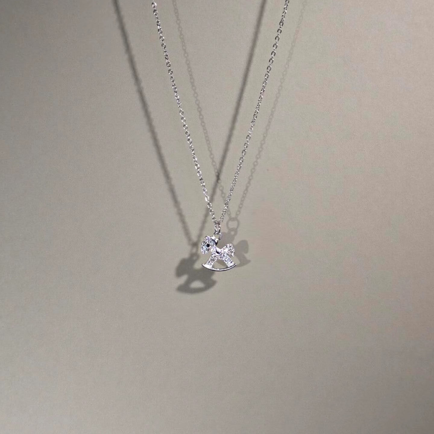 银色爆闪木马项链女2025新爆款精致吊坠轻奢小众高级感锁骨链配饰