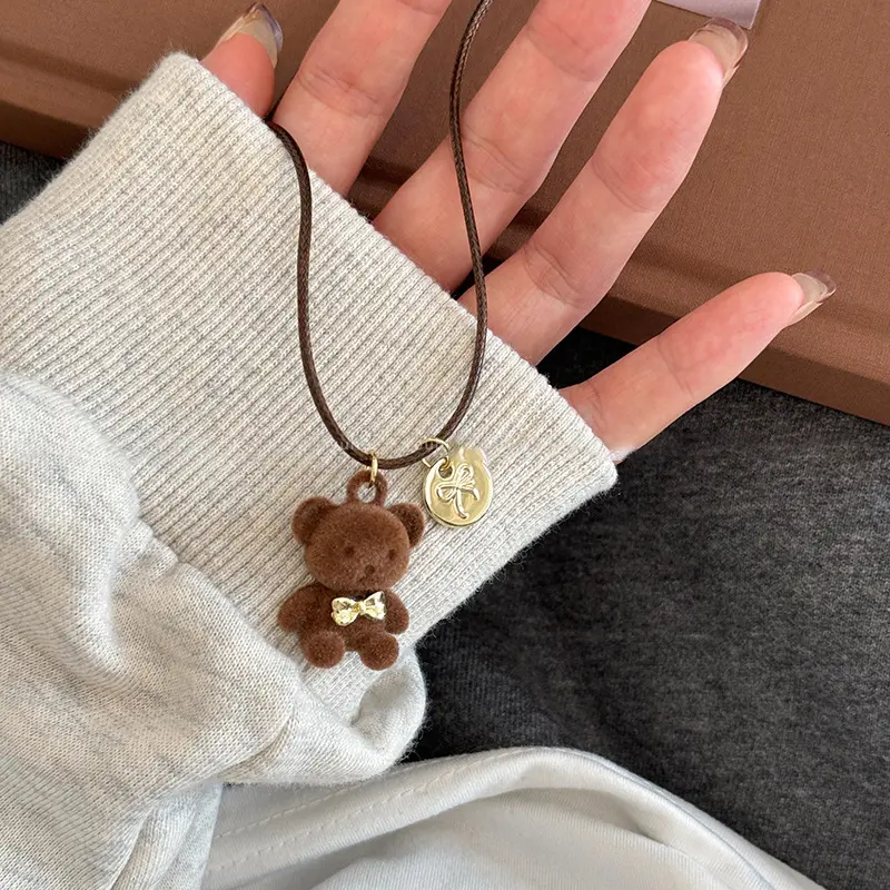 皮绳植绒项链女秋冬小众设计感毛衣链时级感饰品配饰合金电镀小熊