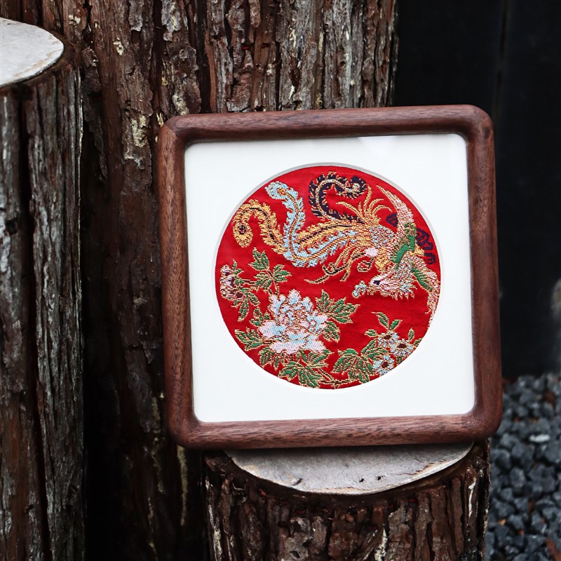 南京金梭云锦织造研究所 祥云 全手工凤戏牡丹胡桃木方形桌面摆件