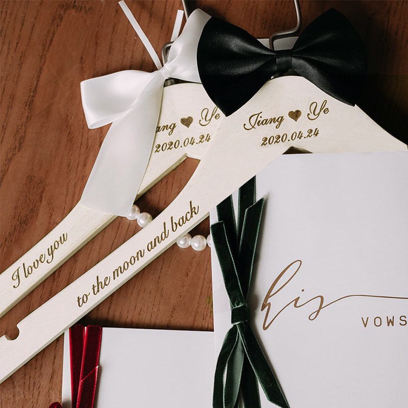 婚礼衣架定制f伴手礼新娘新郎婚纱礼服衣撑名字实木雕刻个性结婚