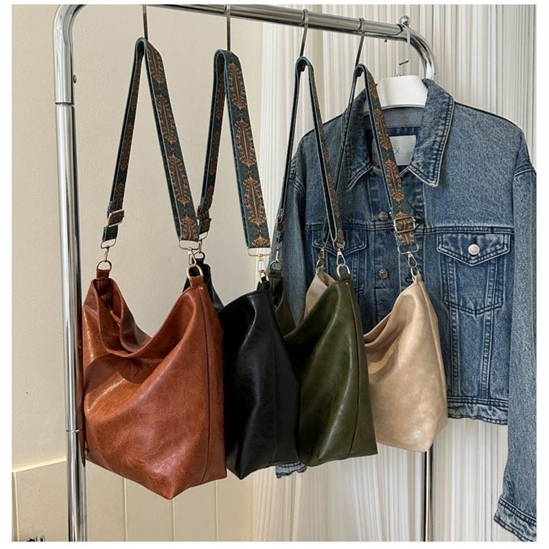 今年流行包包女2024新款高级感复古通勤单肩包百搭宽带斜挎水桶包