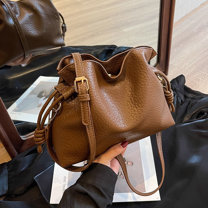 秋上新时尚质感软皮小包包女2024新款百搭复古水桶包高级感斜挎包