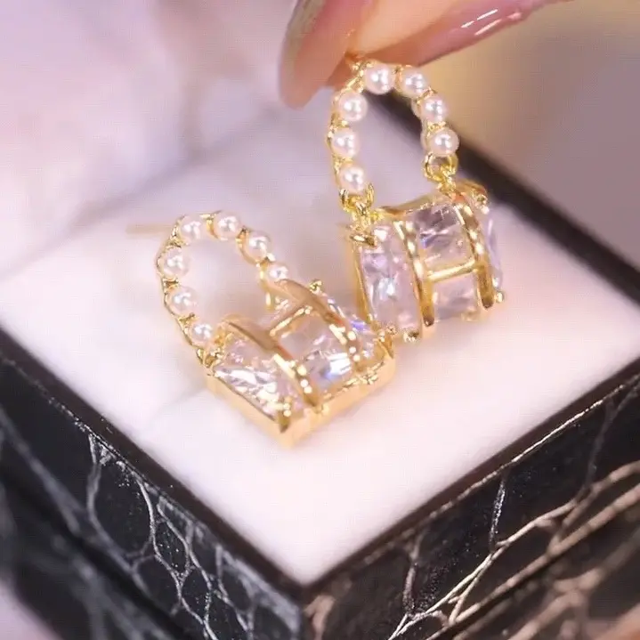 欧美小众设计感珍珠锆石字母h包包耳环2022几何方钻新款气质网红