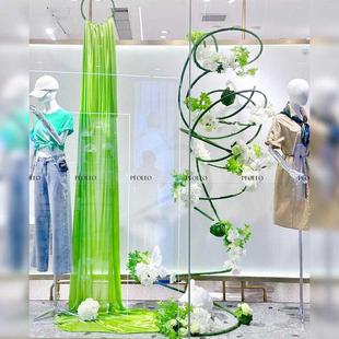 服装店橱窗绿色系纱幔挂饰材料布置店铺橱窗铝塑管场景氛围感布置