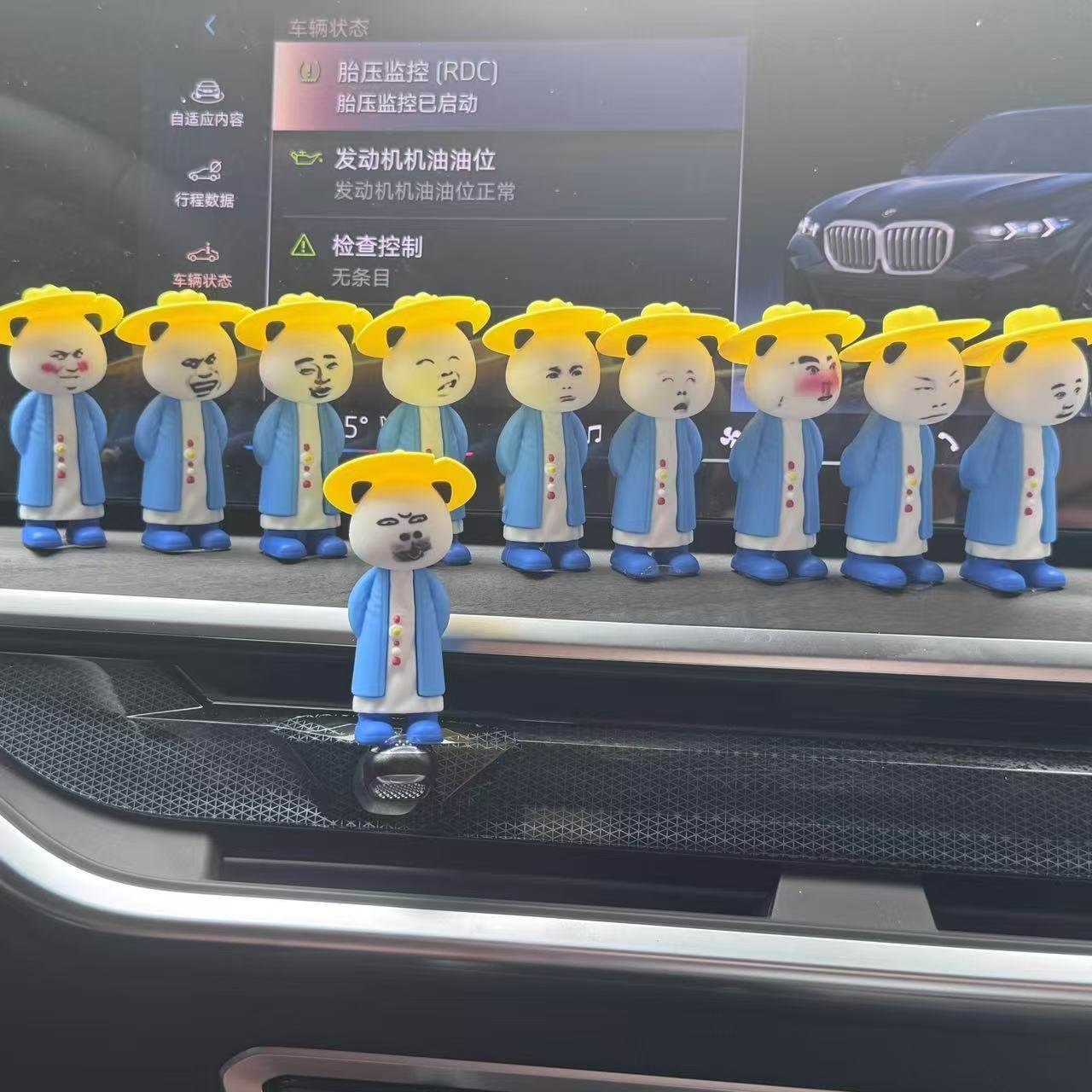 桌面摆件立体公仔高颜值卡通动漫周边虾仁摆件送礼物全套手办车辆