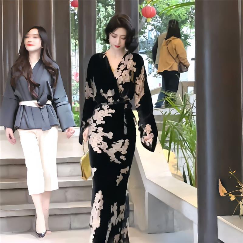 时髦小姨风穿搭黑色印花V领裙子