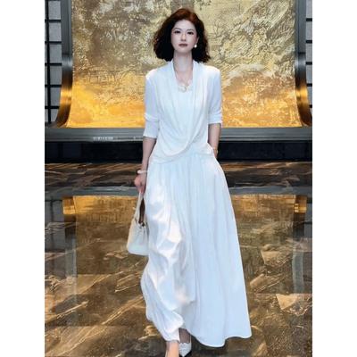 大方得体白色吊带连衣裙套装女