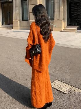 2025慵懒风氛围感针织套装女秋冬气质复古橙色毛衣半身裙两件套
