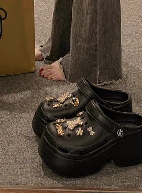 品牌甜酷水钻小香风厚底洞洞鞋女2026夏季时尚两穿增高包头半凉拖