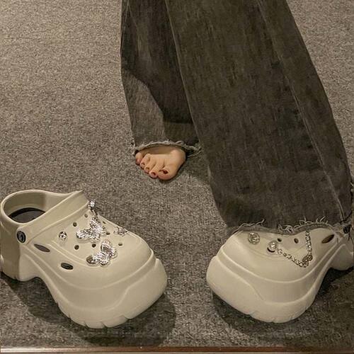 CAIHEE甜酷朋克风金属蝴蝶超厚底洞洞鞋女夏季外穿包头拖鞋凉鞋女
