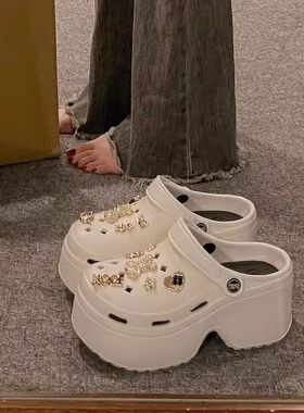 品牌甜酷水钻小香风厚底洞洞鞋女2026夏季时尚两穿增高包头半凉拖