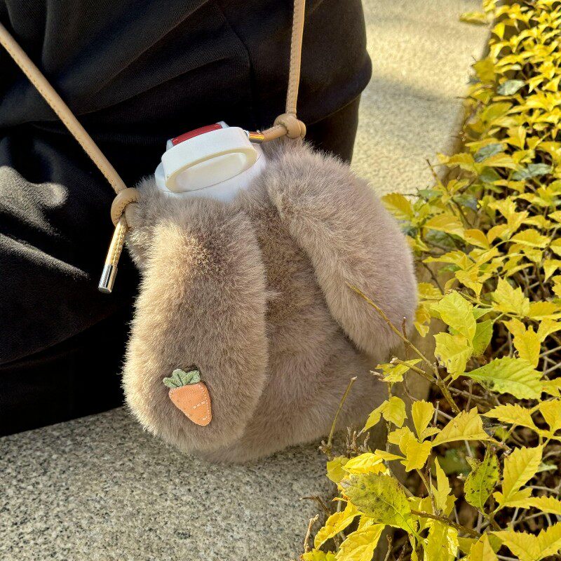 可爱毛绒绒兔子保温水杯套儿童学生防烫防摔杯子保护套奶茶斜挎包