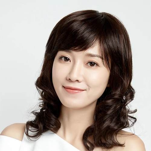 假发女性与中长发，卷发，妈妈的假发套装，女性全头，现实的中长