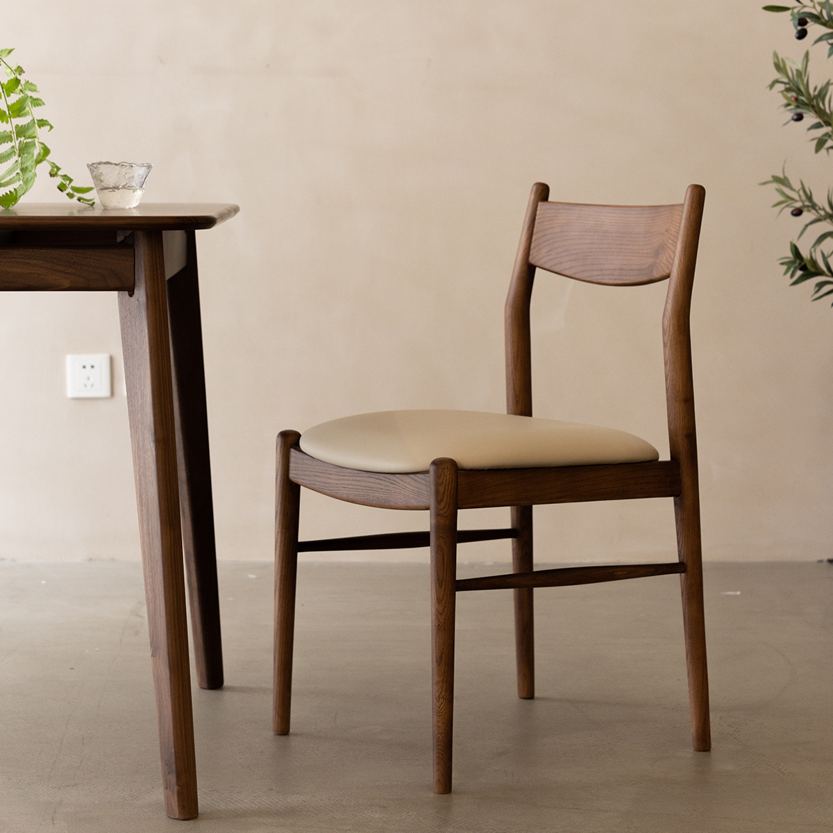 续写黑胡桃木北欧日式餐椅