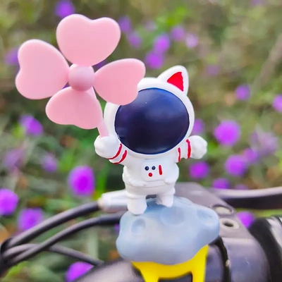 风车太空人摆件树脂办公室解压桌面玩具可爱卡通动物公仔汽车摆饰