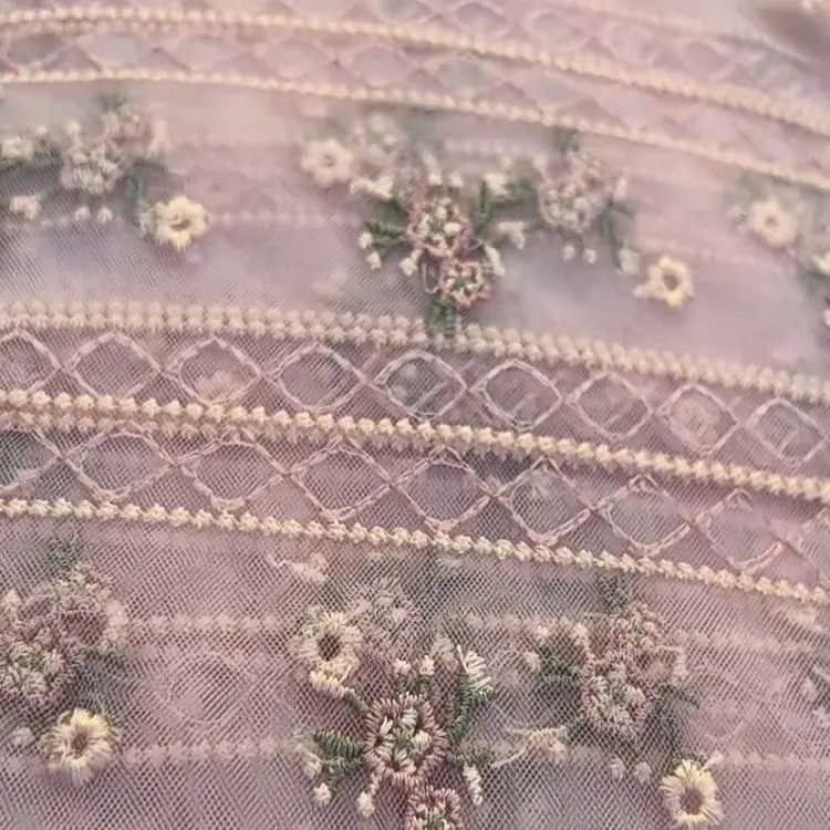 直销  新款古装汉服竖条花带网纱绣花 蕾丝花边面料 刺绣布料