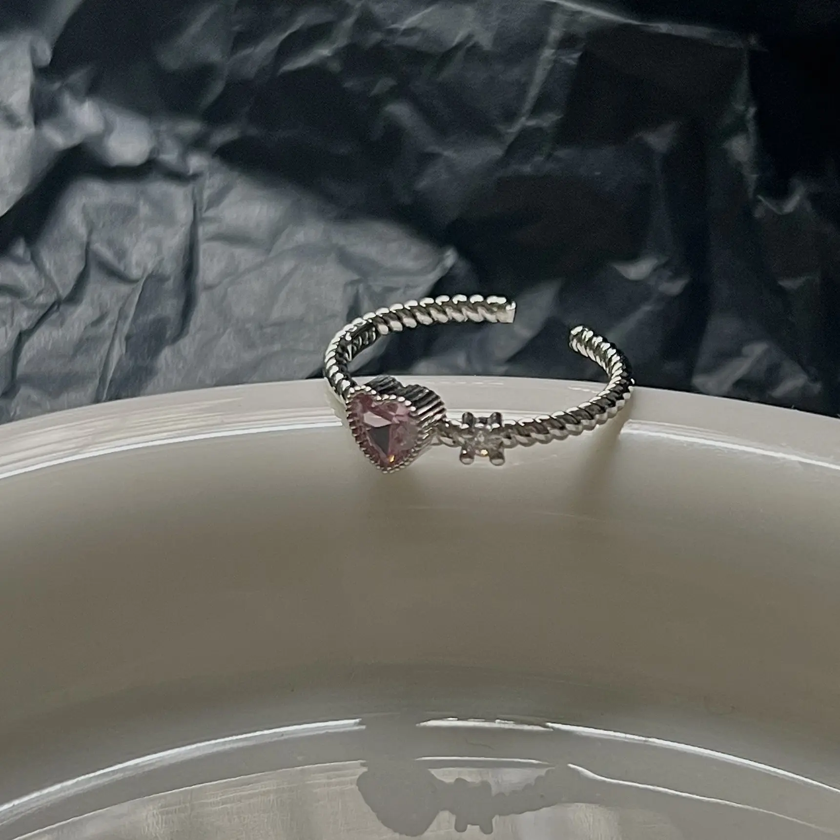 爱心粉钻锆石素圈戒指女小众设计高级感2025年新款潮轻奢时尚个性