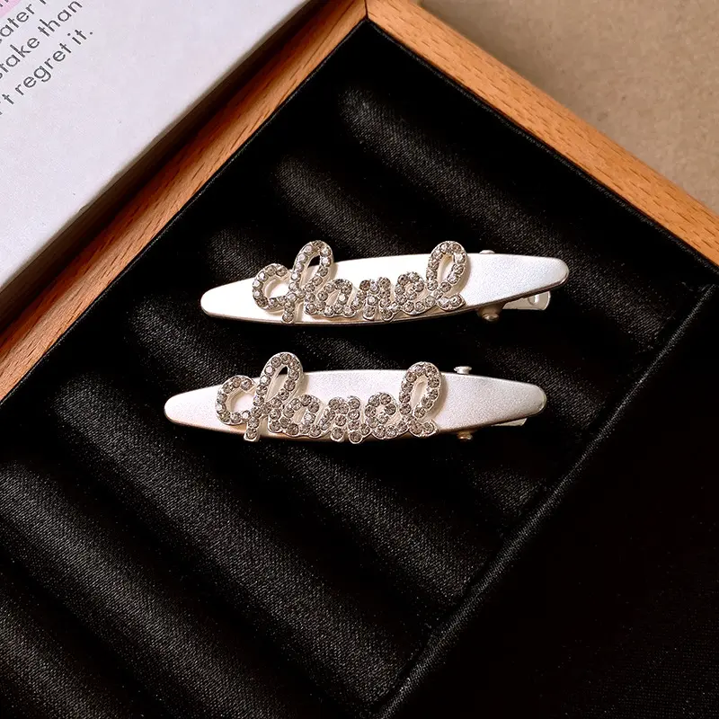 冷淡风椭圆镶钻字母鸭嘴夹气质轻奢刘海侧边发夹高级感个性发饰女