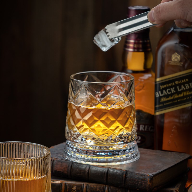 洋酒杯轻奢高档水晶玻璃解压旋转品鉴杯威M士忌酒杯白兰地杯子高