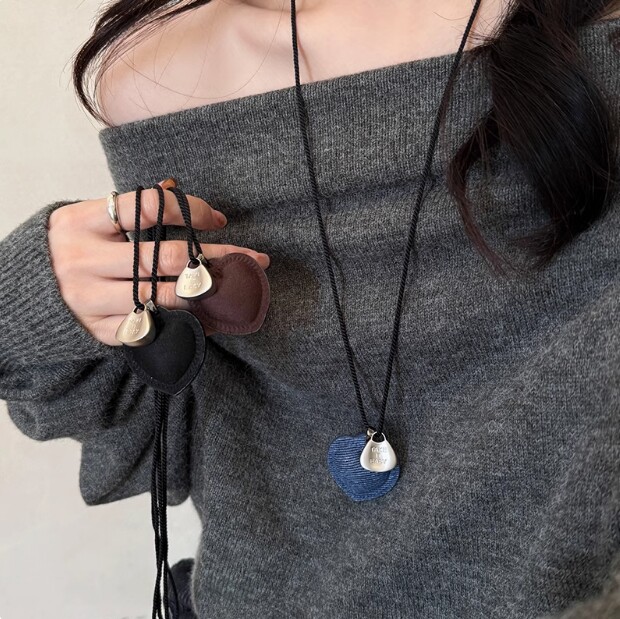 手工爱心吊坠项链女款秋冬编织黑绳装饰配饰长款毛衣链吊坠2024款