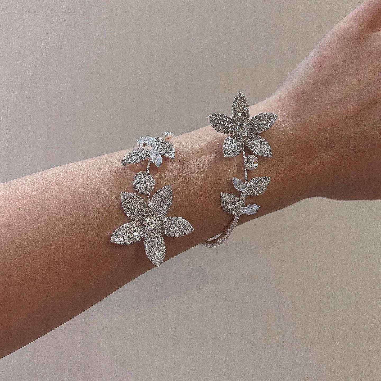 清冷感银色爆闪花朵缠绕手镯女轻奢小众精致高级感不规则开口手饰