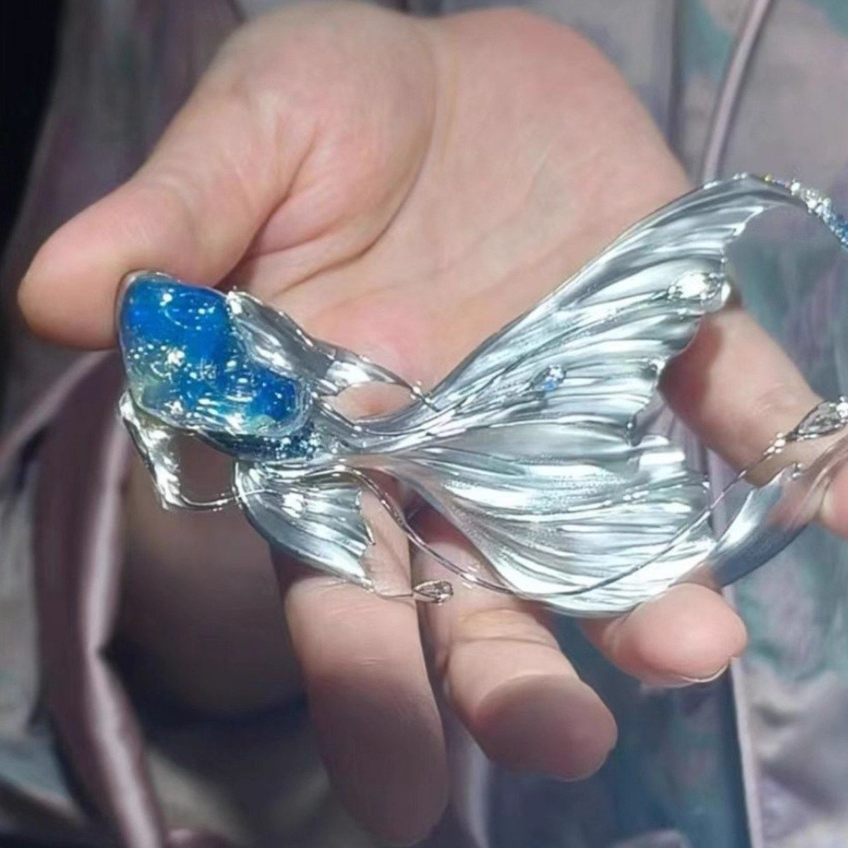 精致灵动梦幻精灵蓝色水母胸针女高档西装配饰别针毛衣大衣装饰品