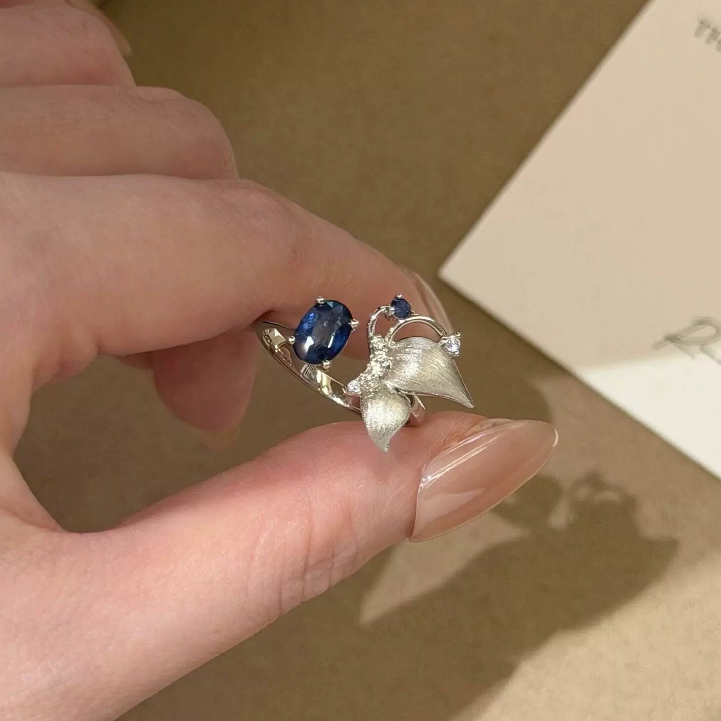 暗夜蝶拉丝仿蓝宝石蝴蝶戒指女复古小众轻奢恶魔蝶衣椭圆彩宝指环