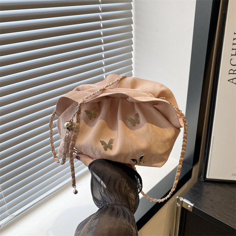 女2025秋季韩版潮流纯色水桶包简约时尚唯美个性褶皱洋气感斜挎包