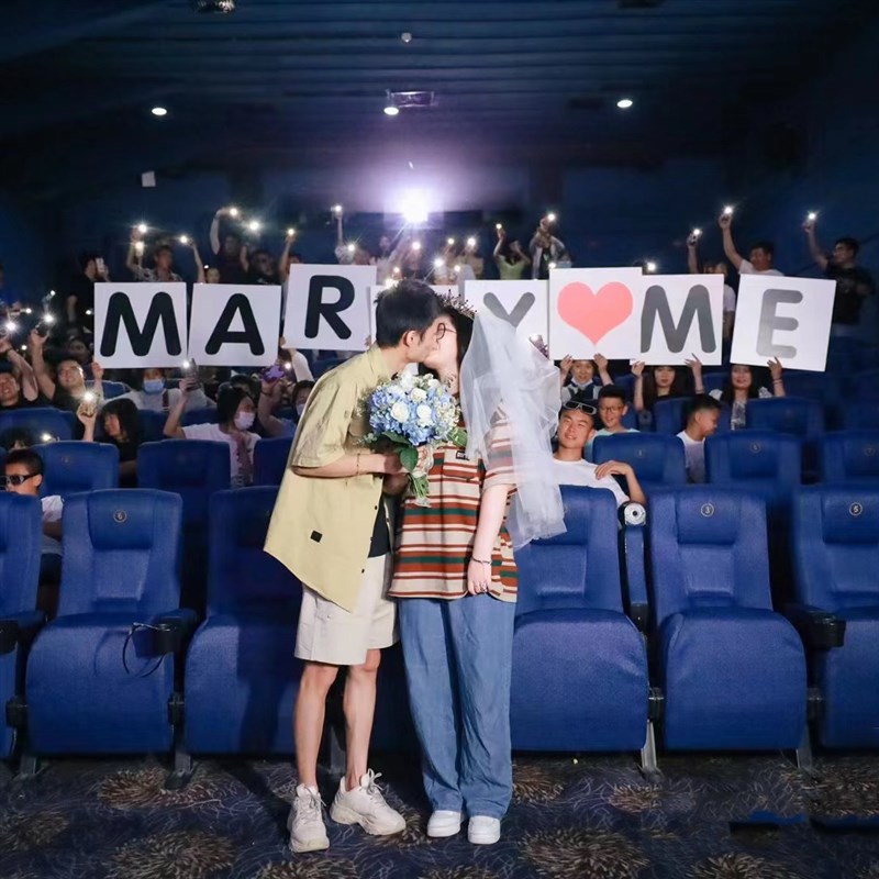 电影院浪漫求婚手持MARHRYME板制星空灯串