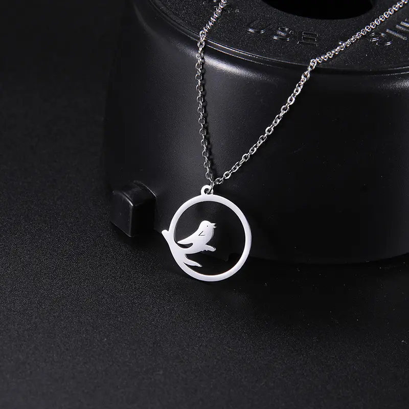 欧美百搭锁骨链时尚精致小鸟圆形镂空吊坠钛钢项链情人节礼物
