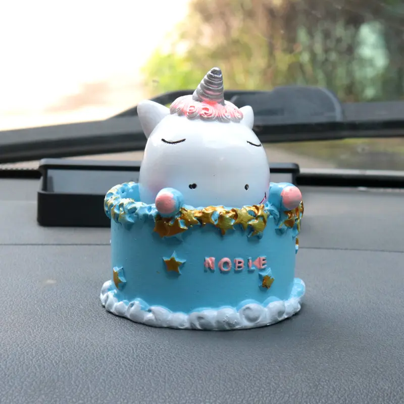 弹簧汽车摆件创意摇头情侣公仔车载装饰树脂工艺品家居装饰