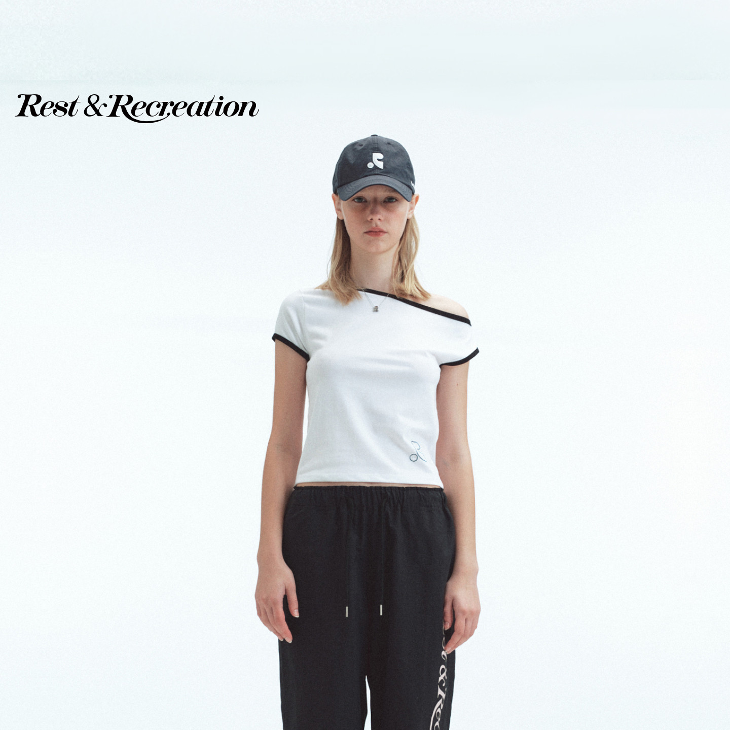 RR字母刺绣斜肩拼色短袖T恤女