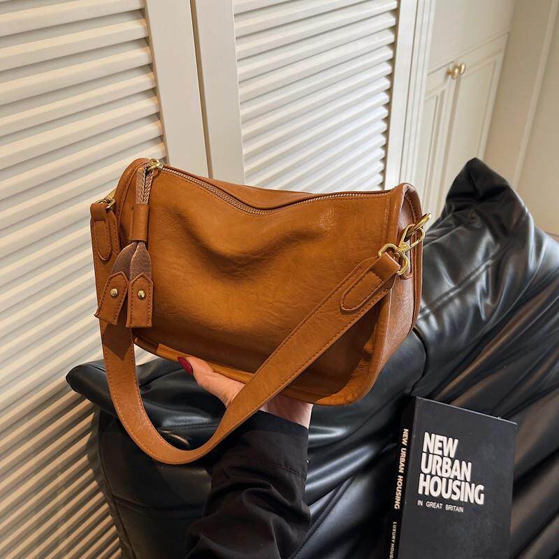 新品大容量包包女早春百搭2025新款复古宽带单肩斜挎包女士质感枕