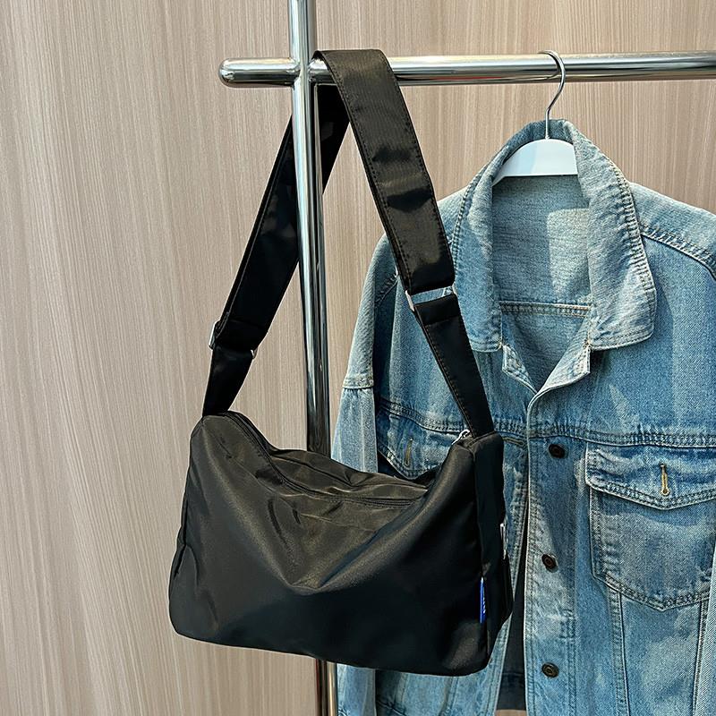 推荐红色吐司帆布包女2025新款小众尼龙防水单肩斜挎包潮牌情侣小