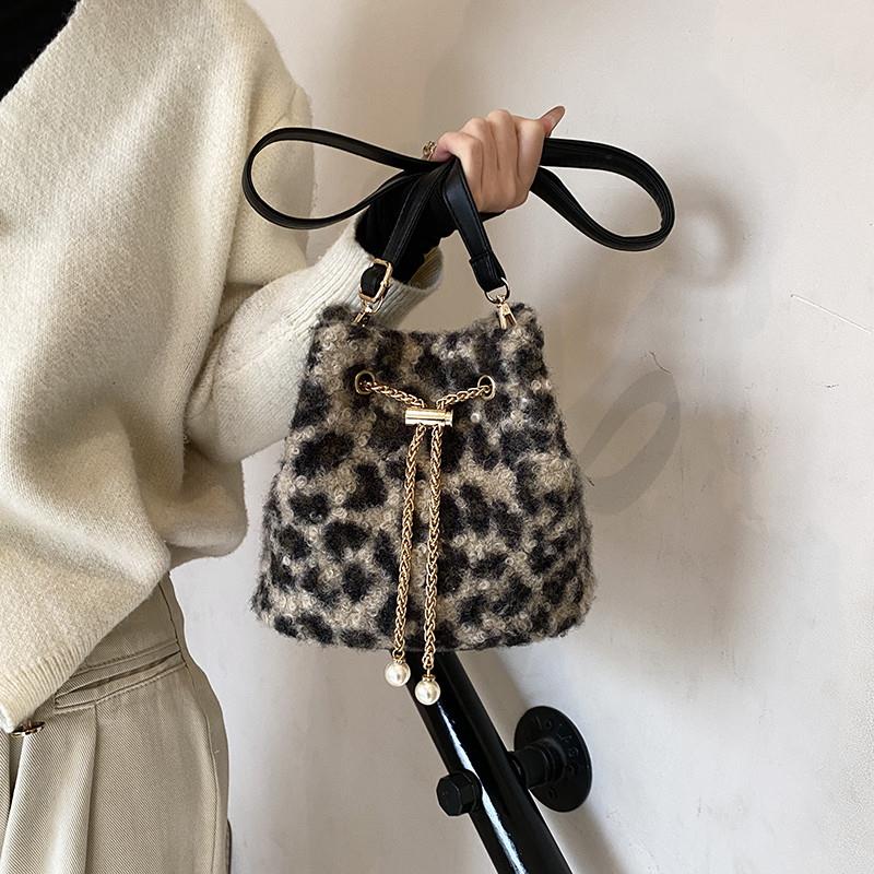 新品百搭ins毛毛小包包女2