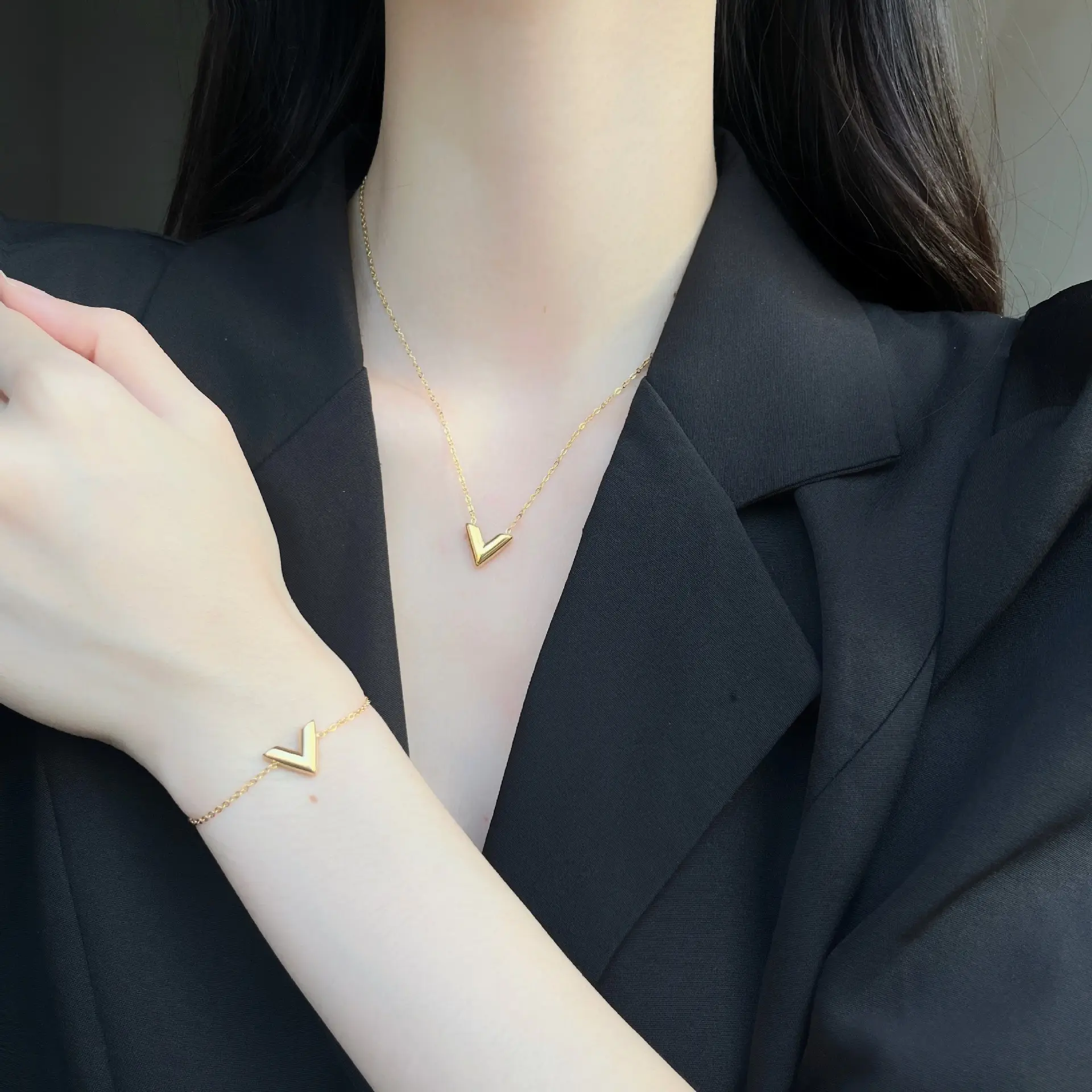 钛钢不掉色v字母项链女小众设计轻奢高级感手链简约百搭耳钉饰品