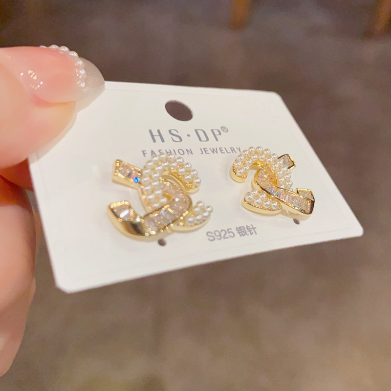 韩版精致微镶珍珠字母耳钉气质百搭小香风设计感银针耳环耳饰