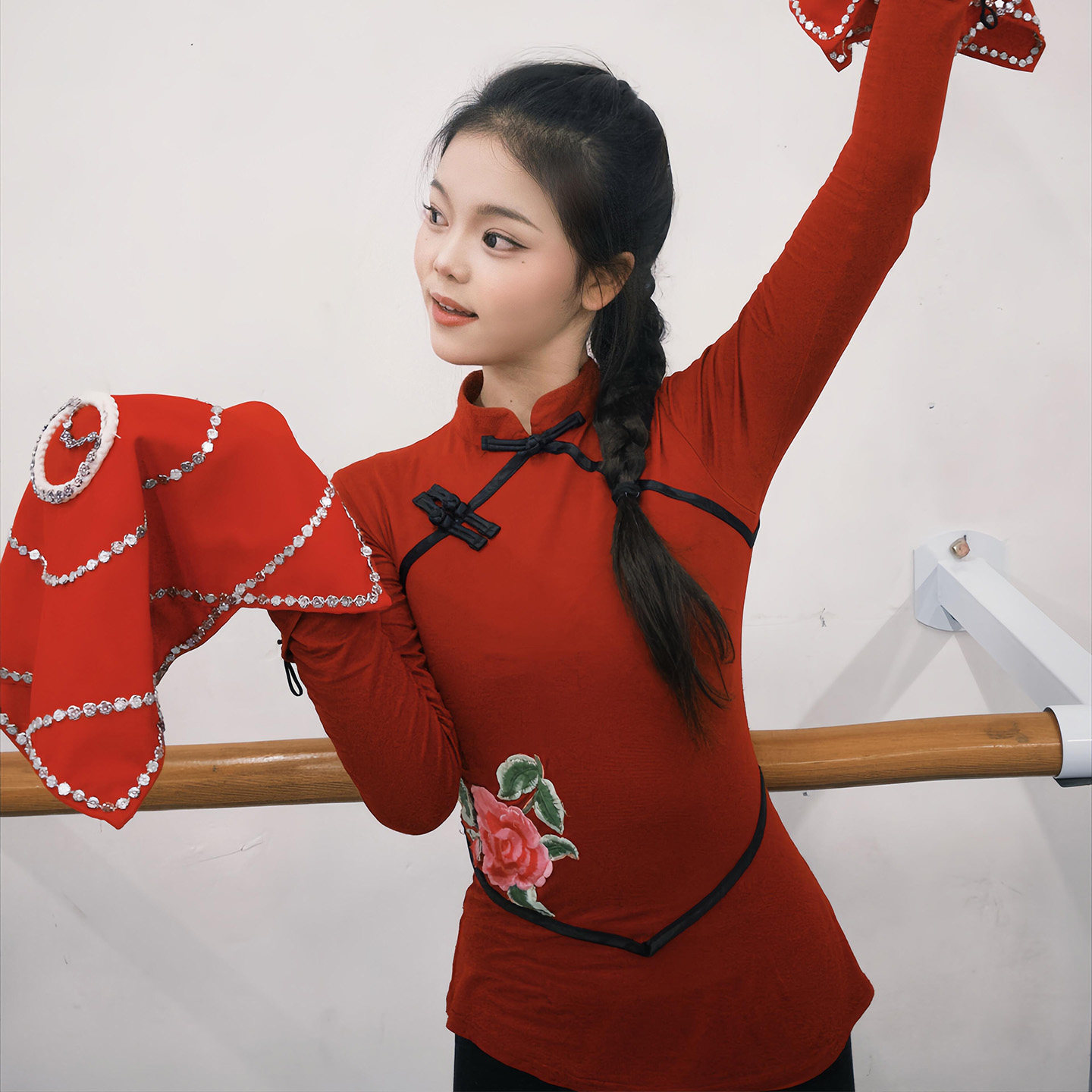 中国风红色刺绣胶州秧歌演出服