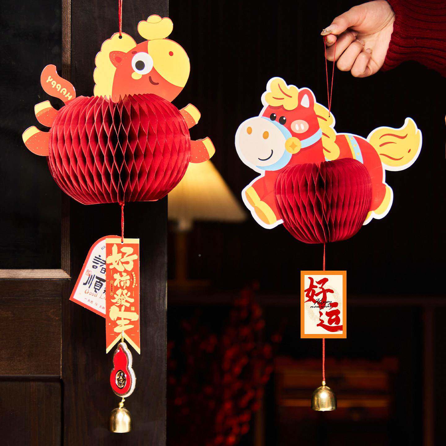 新年装饰挂品件创意挂饰布2026BAE味马年蜂窝小灯笼年春节过年氛