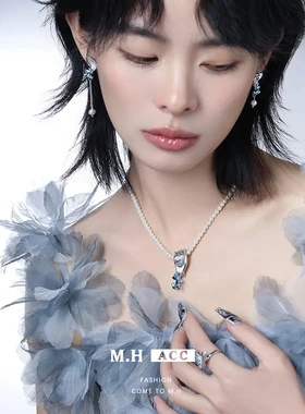 清冷感力量之手珍珠项链气质小巧设计感锁骨链女轻奢蓝色吊坠