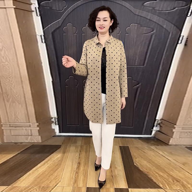 好货中老年妈妈风衣春装新款空气棉格子外套宽松大码娃娃领减龄上