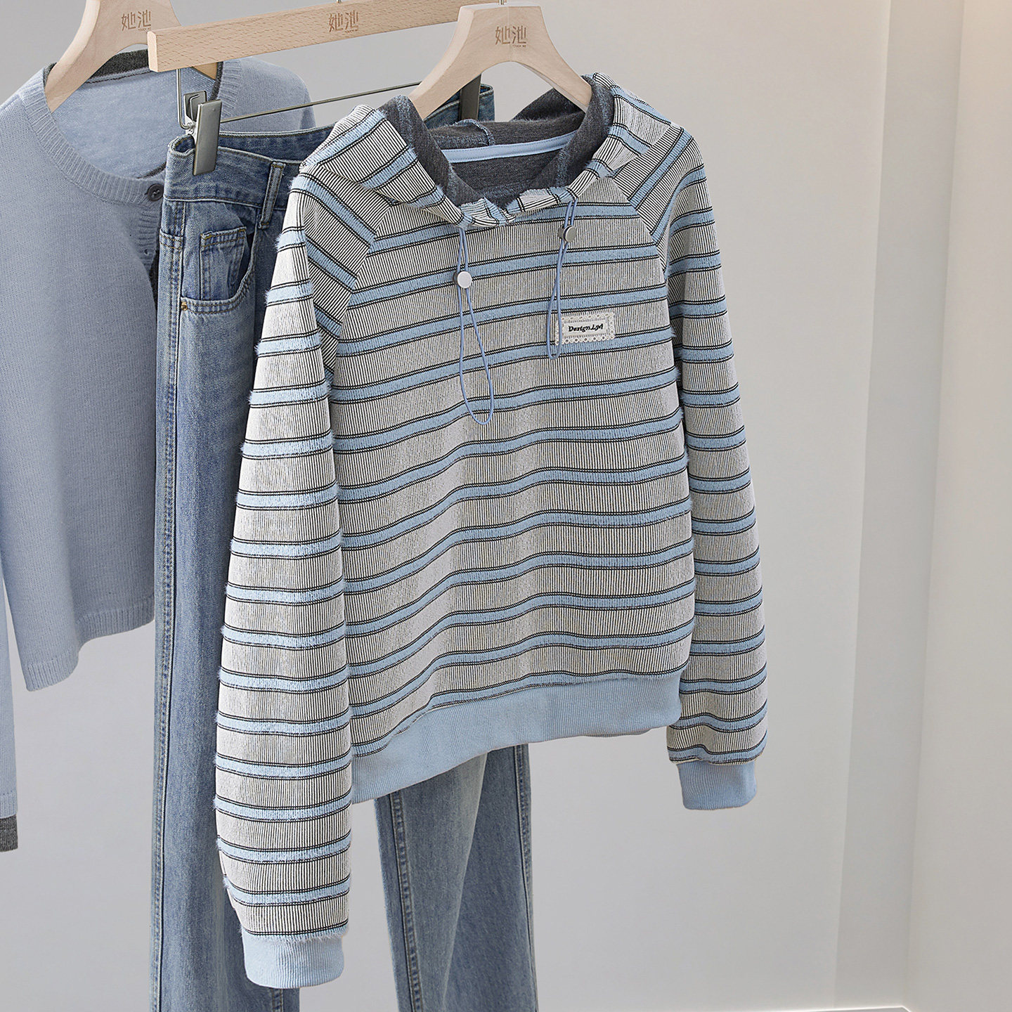 她池条纹卫衣2025秋装新款女装插肩袖宽松款休闲风抽绳连帽上衣,女装/女士精品,卫衣/绒衫,淘宝优惠券,粉丝福利购,淘宝优惠卷