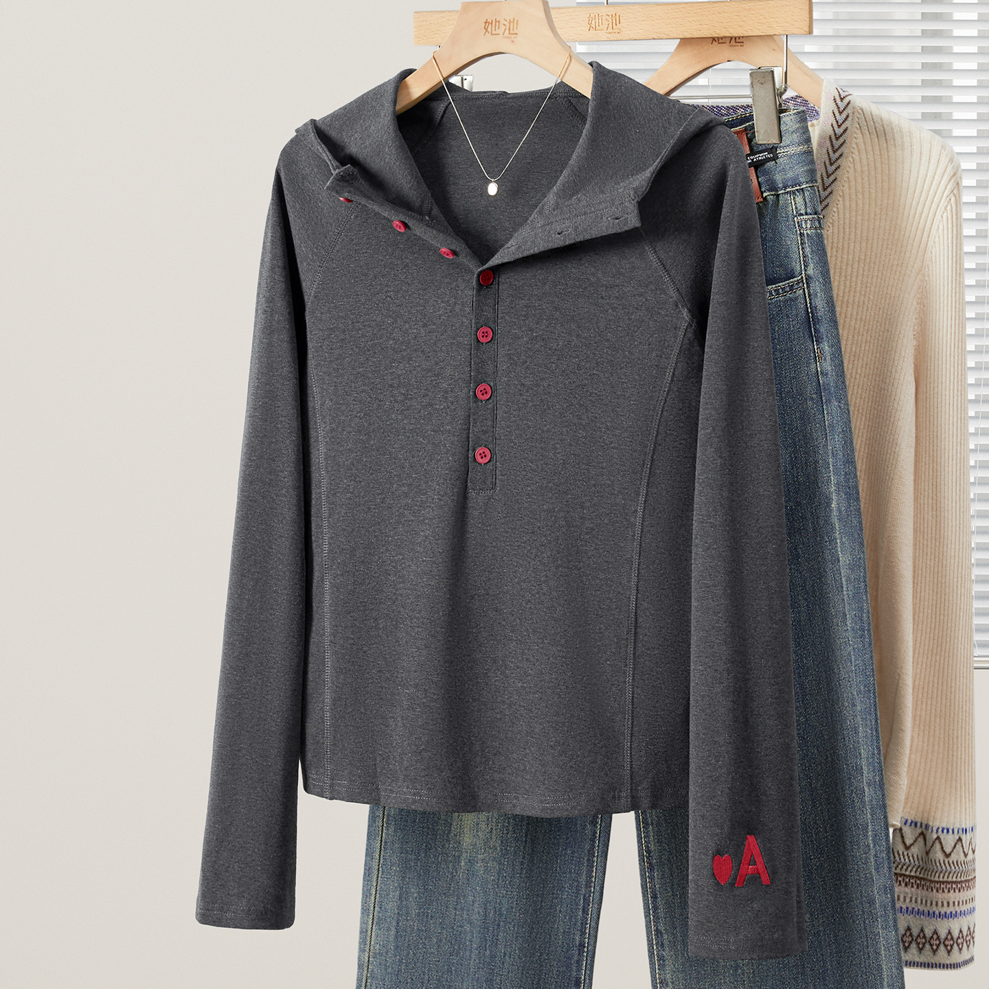 她池连帽短款修身长袖时尚打底衫