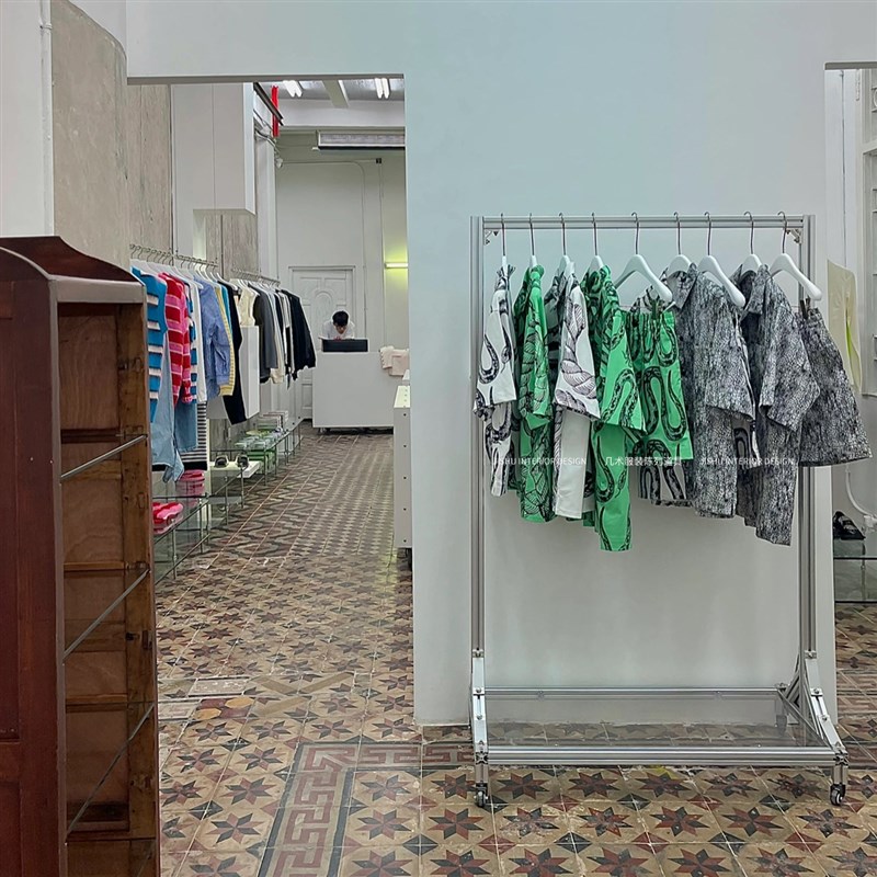 服装买手店展示架子亚克力中岛落地式工业风陈列架可移动挂衣货架