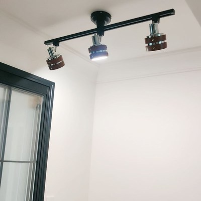 日式旋转轨道灯客厅家用LED射灯中古创意明装胡桃木背景墙导轨灯