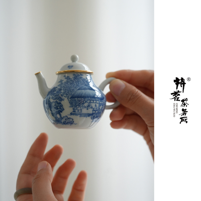 青花手绘江海士包金壶