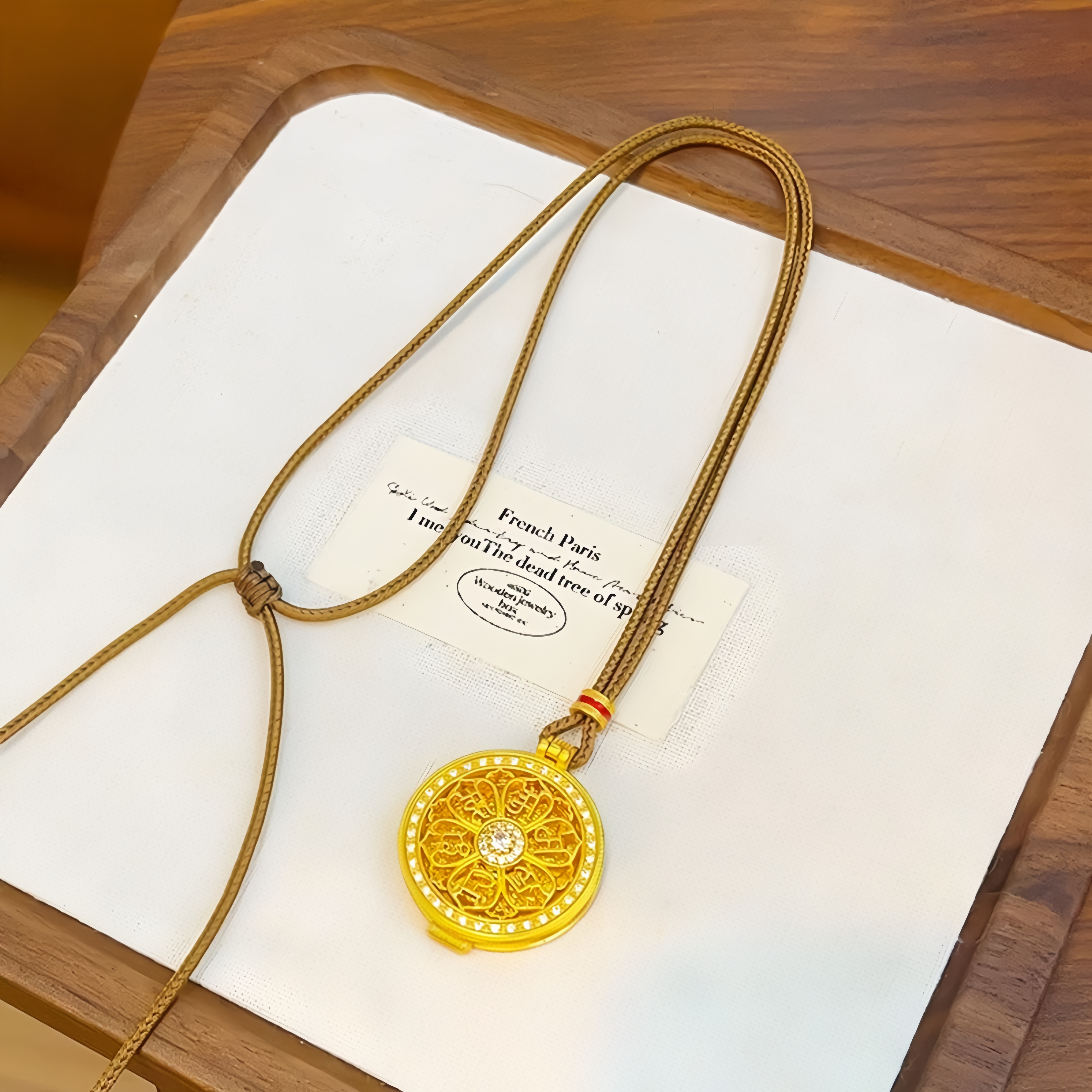 卡纯诗金店同款沙金仿真金镶钻镂空六字箴言黄财神吊坠可打开挂坠