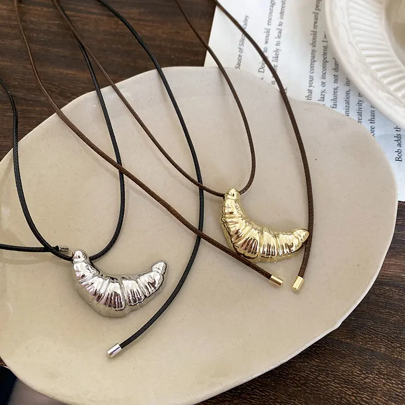 韩系极简牛角包黑皮绳项链女2024新款文艺气质长款挂脖毛衣链配饰