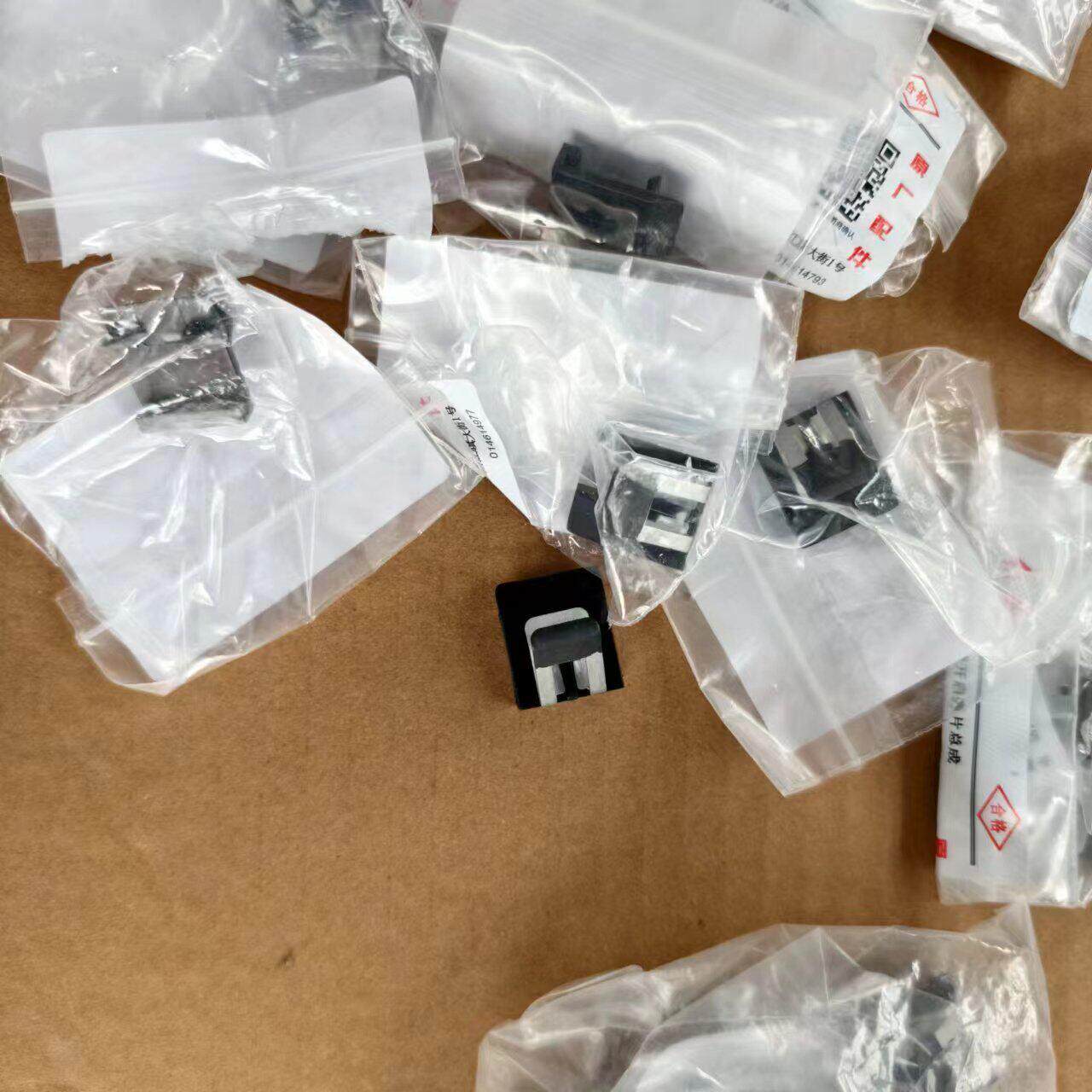 适用于红旗H7油箱盖弹簧油箱开启器卡簧加油口盖开启弹片总成