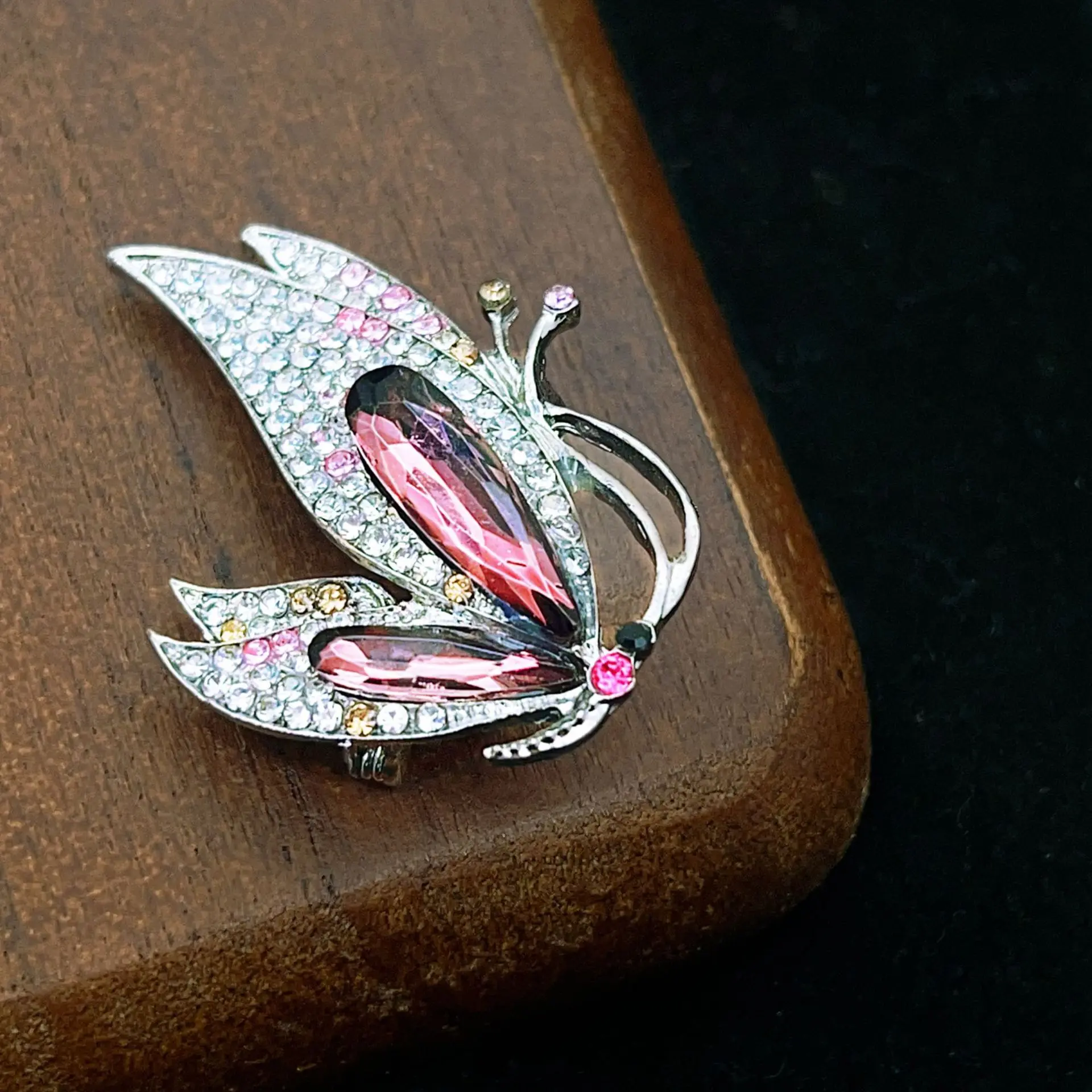 高档满钻紫色水晶胸针高级感高端小众胸花女配饰衣饰别针批货